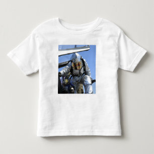 T-shirt Uma broca do salvamento é executada na plataforma