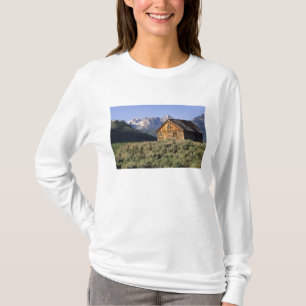 T-shirt Uma cabana de madeira e as montanhas Sawtooth em