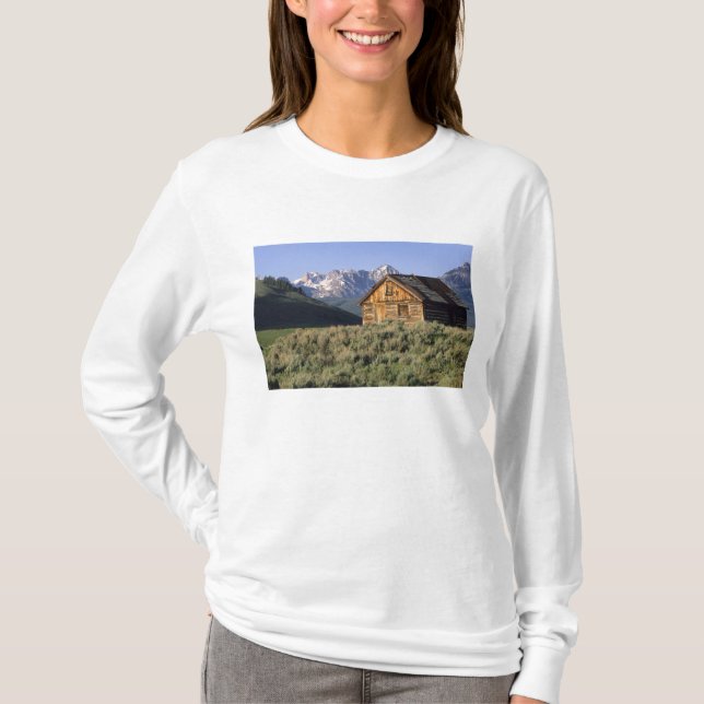 T-shirt Uma cabana e as montanhas Sawtooth em (Frente)
