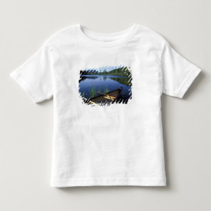 T-shirt Uma canoa fica na beira de Little Long Pond