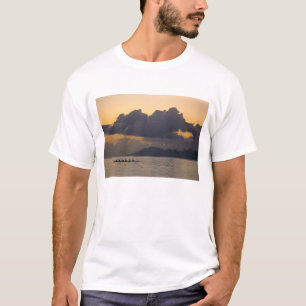 T-shirt Uma equipe de canoa outrigger pratica na costa