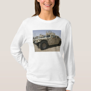 T-shirt Uma fileira dos humvees das forças armadas Polic