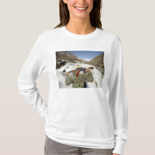 T-shirt Uma guarda de Mujahadeen anda com membe das força