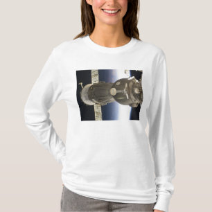 T-shirt Uma nave espacial de Soyuz backdropped pela terra