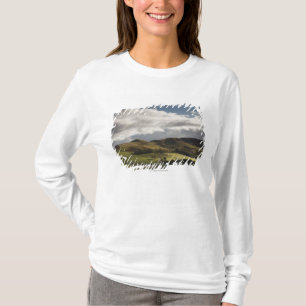 T-shirt Uma paisagem com a Rolling Hills e as nuvens