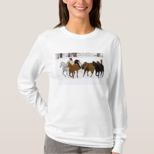 T-shirt Uma paisagem de inverno de cavalos correndo