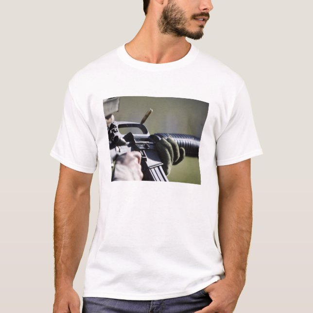 T-shirt Uma rodada voa da câmara de um M-16A2 (Frente)