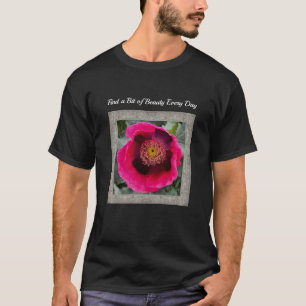 T-Shirt Unisex com uma papoila magenta esbelta