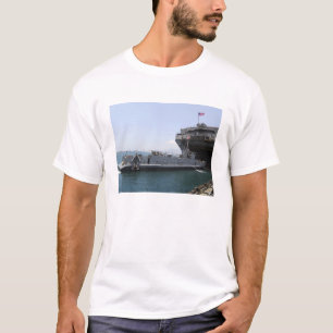 T-shirt Utilidade da barca de descarregamento que move-se
