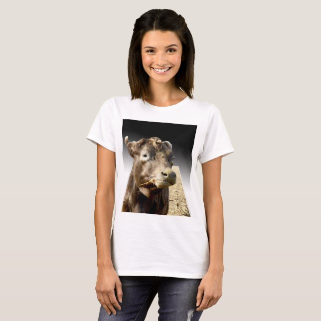 T-shirt Vaca Marrom Mastigando Feno, (Frente Completa)