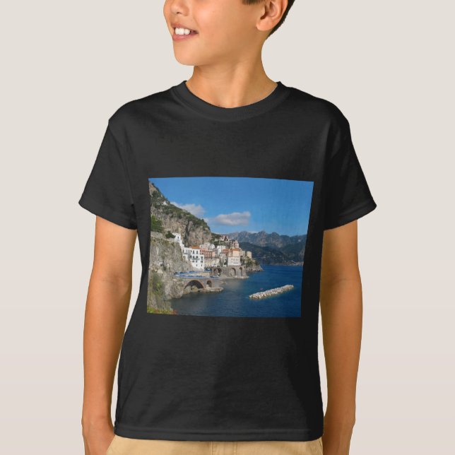 T-shirt Vista distante de Atrani na costa de Amalfi (Frente)