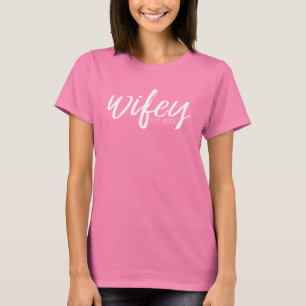 T-shirt Wifey - Caligrafia Branca Whimsical para a Noiva