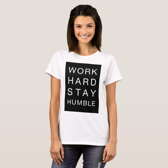 T-Shirt Work Duro Permaneça humilde, torto (Frente Completa)