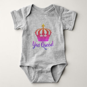 T-shirt Yas Rainha! Estilo de bebê com cores de arco-íris