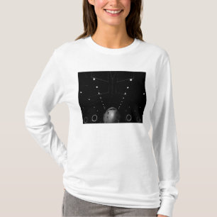 T-shirts A.A. - 17 Globemaster III sentam-se em um hangar