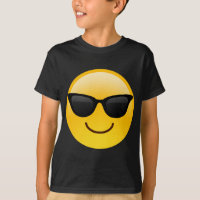 A cara de sorriso com óculos de sol refrigera