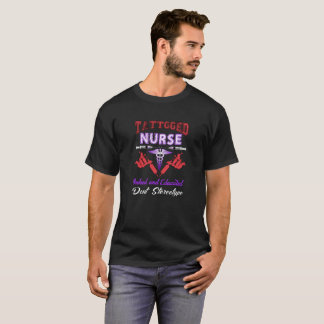 T-shirts A enfermeira Tattooed coberta e educada não