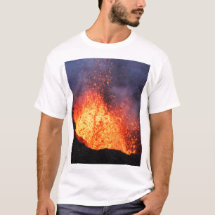 T-shirts A fonte da lava quente entra em erupção do vulcão