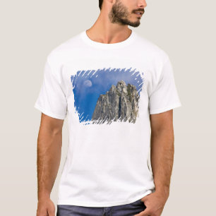 T-shirts A lua nasce e brilha através das nuvens