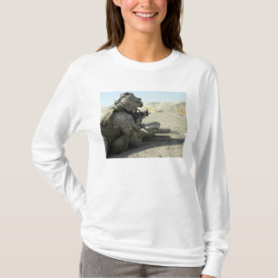 T-shirts A Marine dispara uma espingarda de serviço M16A2