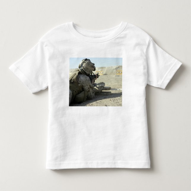 T-shirts A Marine dispara uma espingarda de serviço M16A2 (Frente)