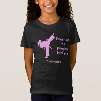 T-shirts A menina de Taekwondo não deixa o rabo de cavalo