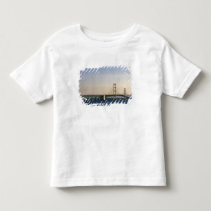 T-shirts A Ponte Mackinac atravessando os Estreitos de 3