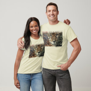 T-shirts A vida é arriscada. Ninguém sobreviveu-lhe