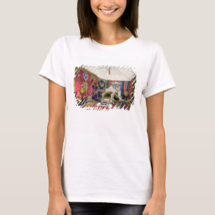 T-shirts A vista da sala e do marfim tented cinzelou o