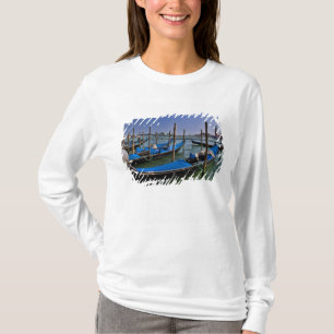 T-shirts Água do Grande Canal com barcos gondalo alinhados