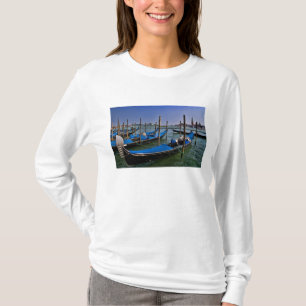 T-shirts Água do Grande Canal com barcos gondalo alinhados