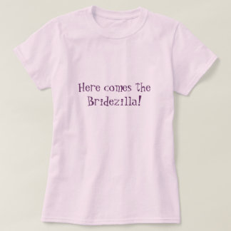 T-shirts Aí vem o Bridezilla! (Cor de Rosa)