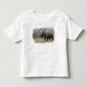 T-shirts Alce macho em tempestade de neve com árvores de ál