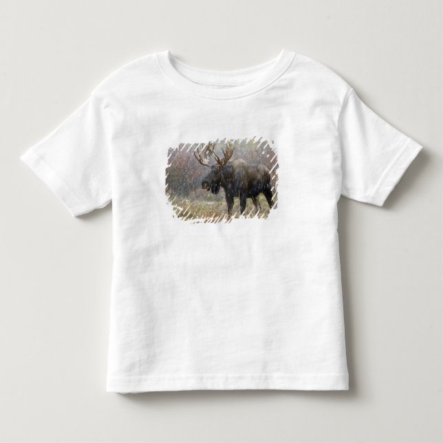 T-shirts Alce macho em tempestade de neve com árvores de ál (Frente)