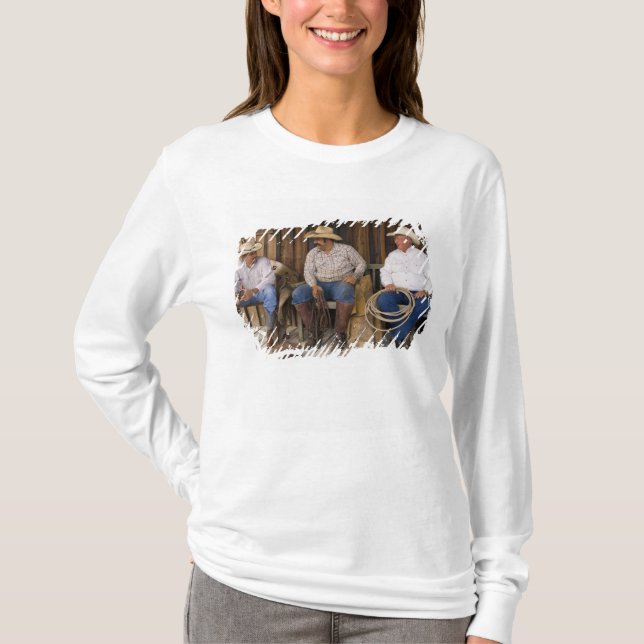 T-shirts America do Norte, EUA. Vaqueiros que relaxam e (Frente)