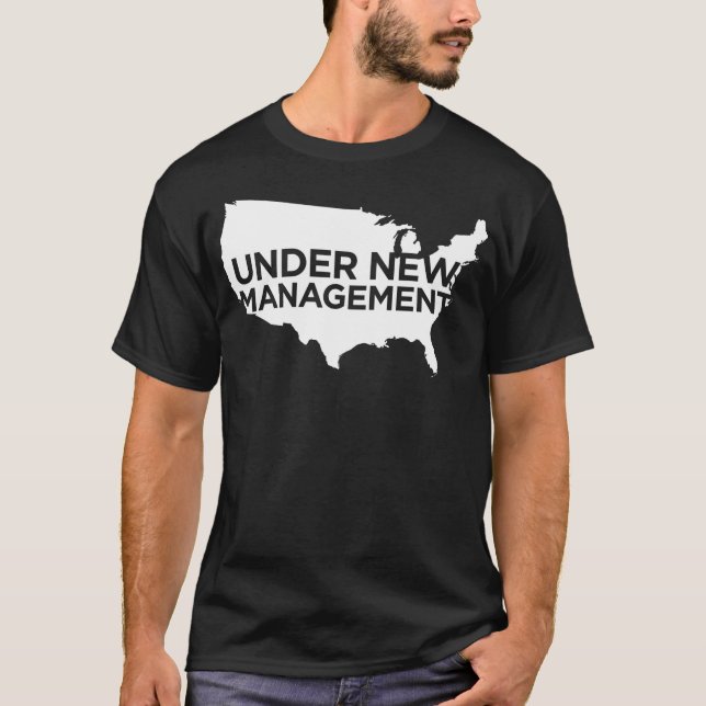 T-shirts Americano: Sob a gestão nova - personalizada (Frente)