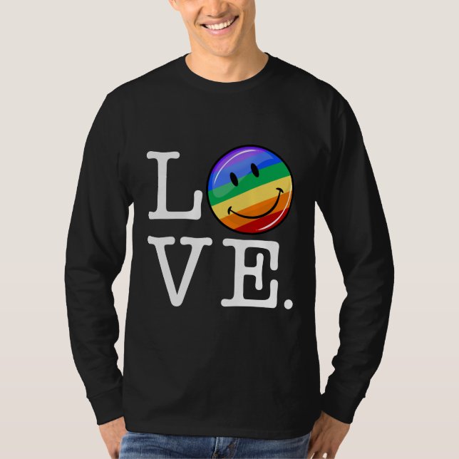T-shirts Amor com um gay feliz LGBT da bandeira do (Frente)