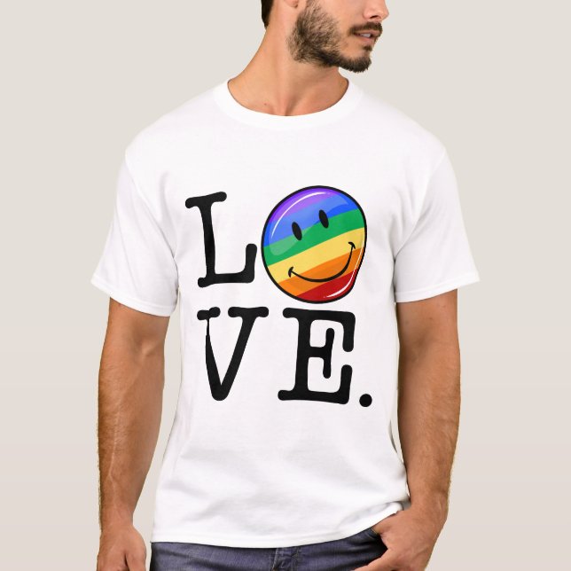 T-shirts Amor com um gay feliz LGBT da bandeira do (Frente)