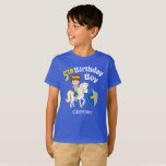 T-shirts Aniversário do cavaleiro medieval 5o<br><div class="desc">Um renascimento bonito Faire ou camisa do aniversário do festival que caracteriza um cavaleiro em um cavalo com um protetor do azul e do amarelo. Personalize com nome do seu miúdo na luz - cinza para seu 5o aniversário.</div>