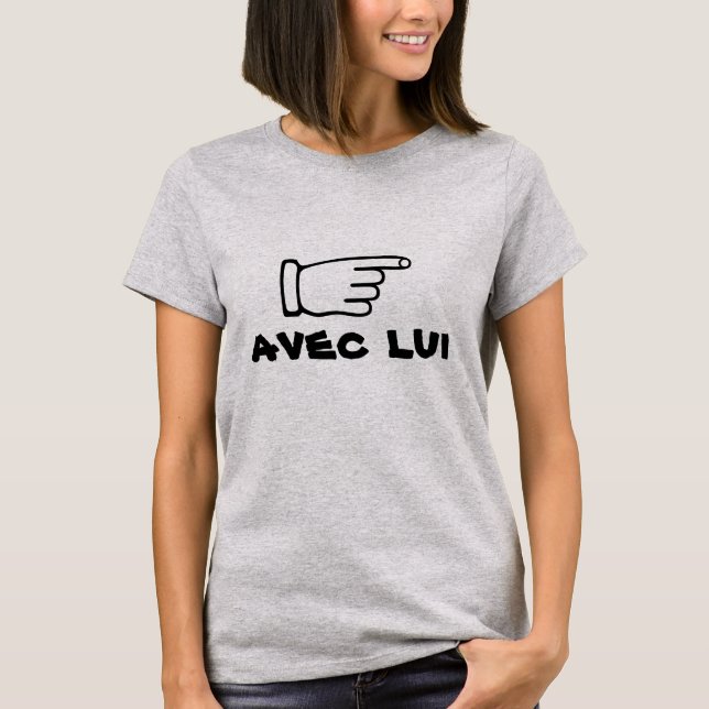 T-shirts Apontar dedo com texto avec lui (Frente)