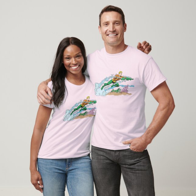 T-shirts Aquaman salta sobre coral (Unissex)