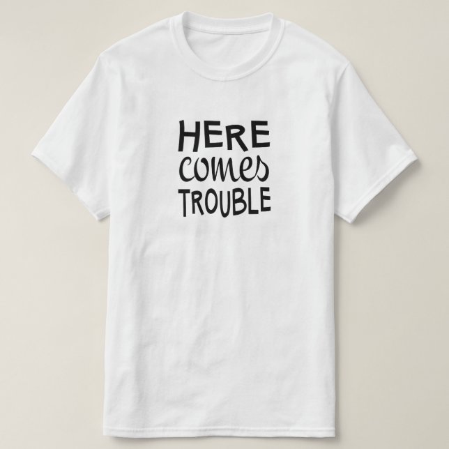T-shirts Aqui Vem o Problema (Frente do Design)