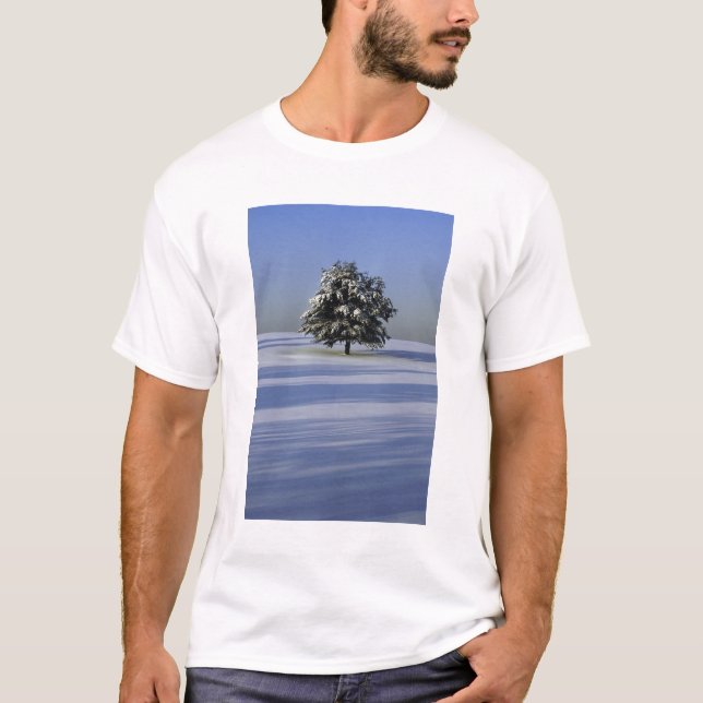 T-shirts Árvore na paisagem coberto de neve (Frente)