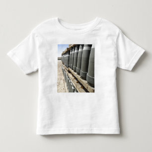 T-shirts As fileiras da munição são empilhadas e prepara