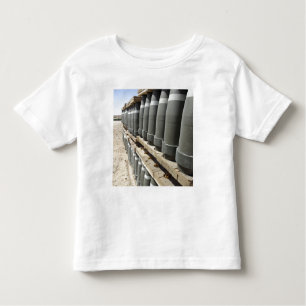 T-shirts As linhas de munições são empilhadas e preparadas