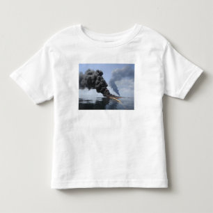 T-shirts As nuvens de fumo escuras e de fogo emergem 3