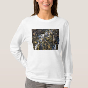 T-shirts As quedas da salmoura da rocha vulcânica deixam