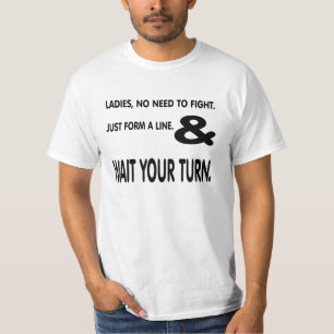 T-shirts As senhoras formam uma linha e uma espera