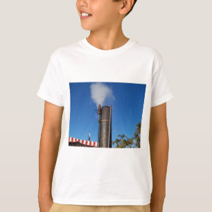T-shirts assobio a vapor velho com uma pluma branca de vapo