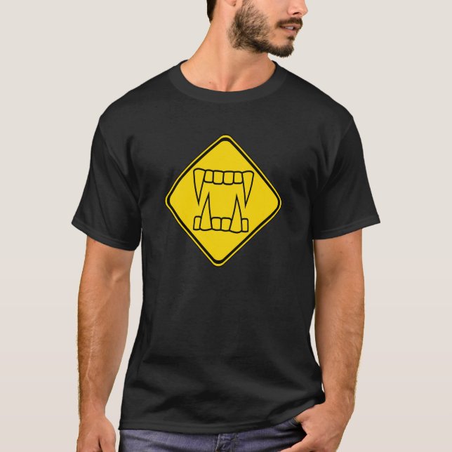 T-shirts Atenção Presas Nítidas À Frente! (Frente)